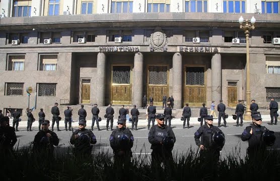 Se vuelve a incorporar el protocolo anti piquete en Plaza de Mayo y en el Ministerio de Economía