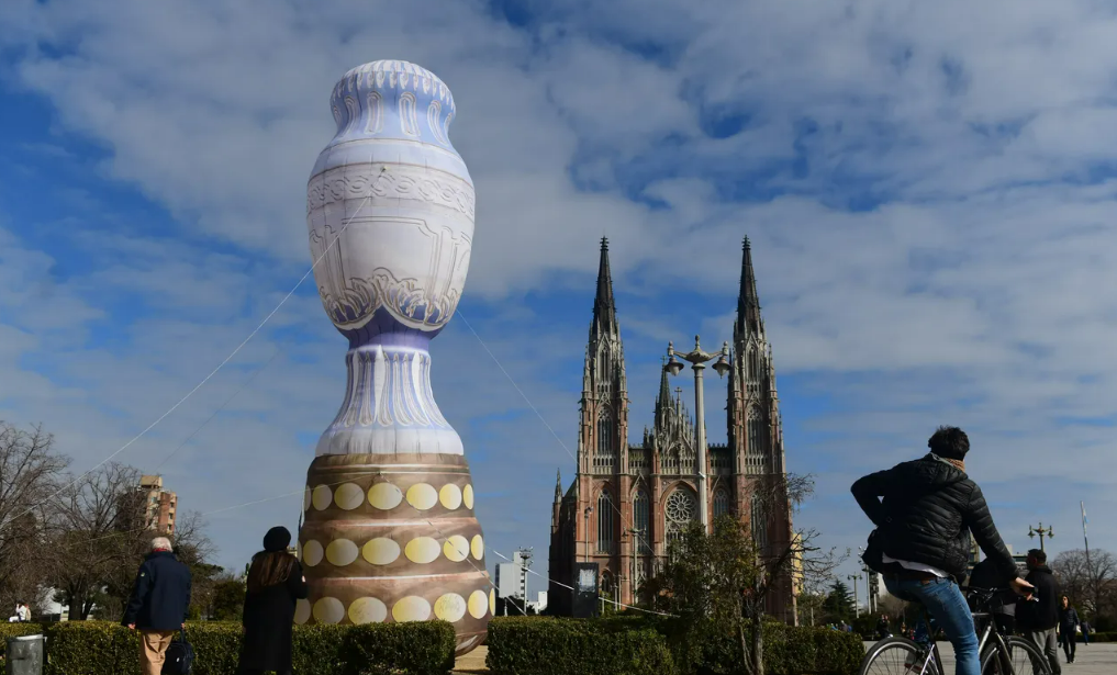 Tras la victoria de Argentina, colocaron una Copa América inflable en Plaza Moreno