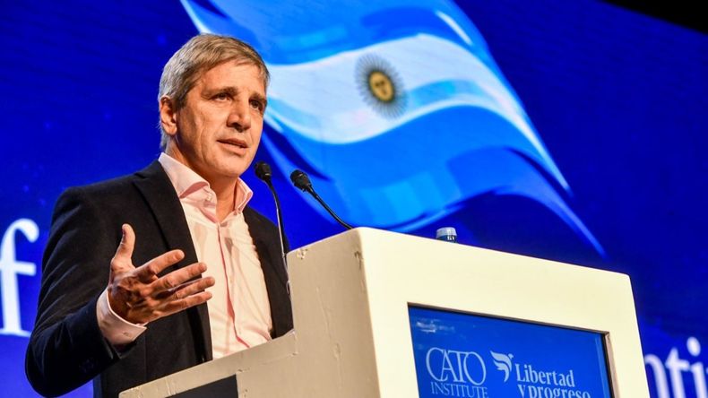 Luis caputo responde a las críticas de los economistas: «los que piensan que el dólar es una buena inversión, no va a pasar»