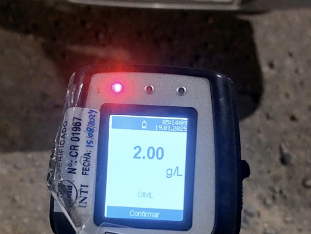 Circulaba alcoholizado por Bariloche y quiso evitar un control: se quedo sin licencia y sin vehículo