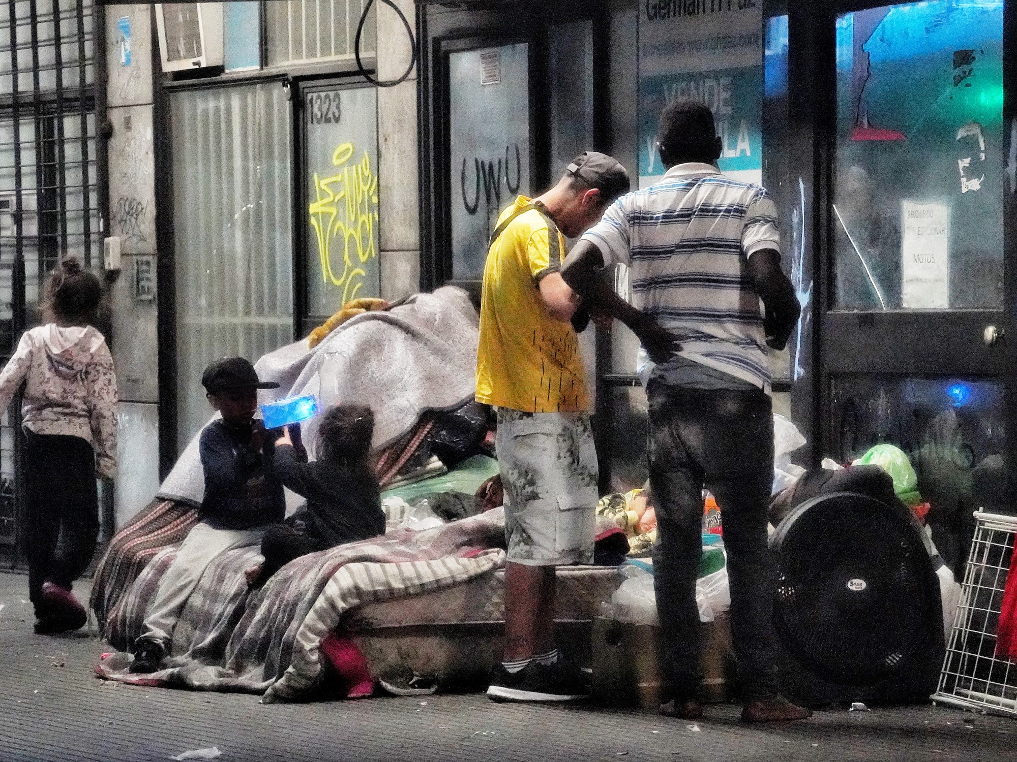 «No es para dormir»: Ramiro Marra pidió «levantar» a las personas en situación de calle