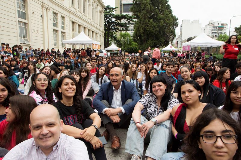 Arranca el ciclo 2025 en la UNLP: miles de estudiantes inician su camino universitario
