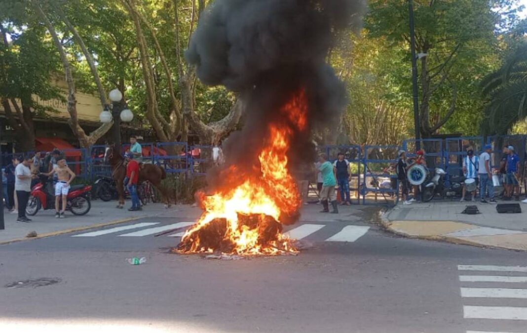 Protestas y tensión en la Gobernación bonaerense por el conflicto en el Hipódromo de La Plata