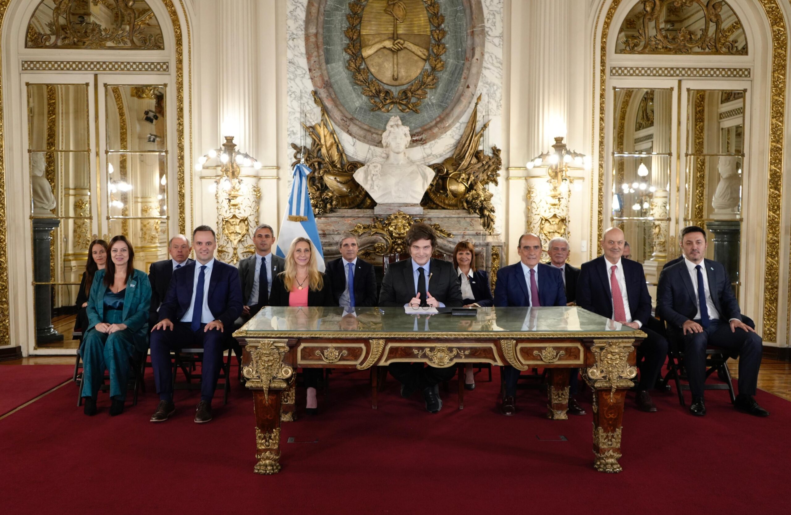 Fin del cepo cambiario en Argentina: el dólar comenzará a flotar en una banda controlada