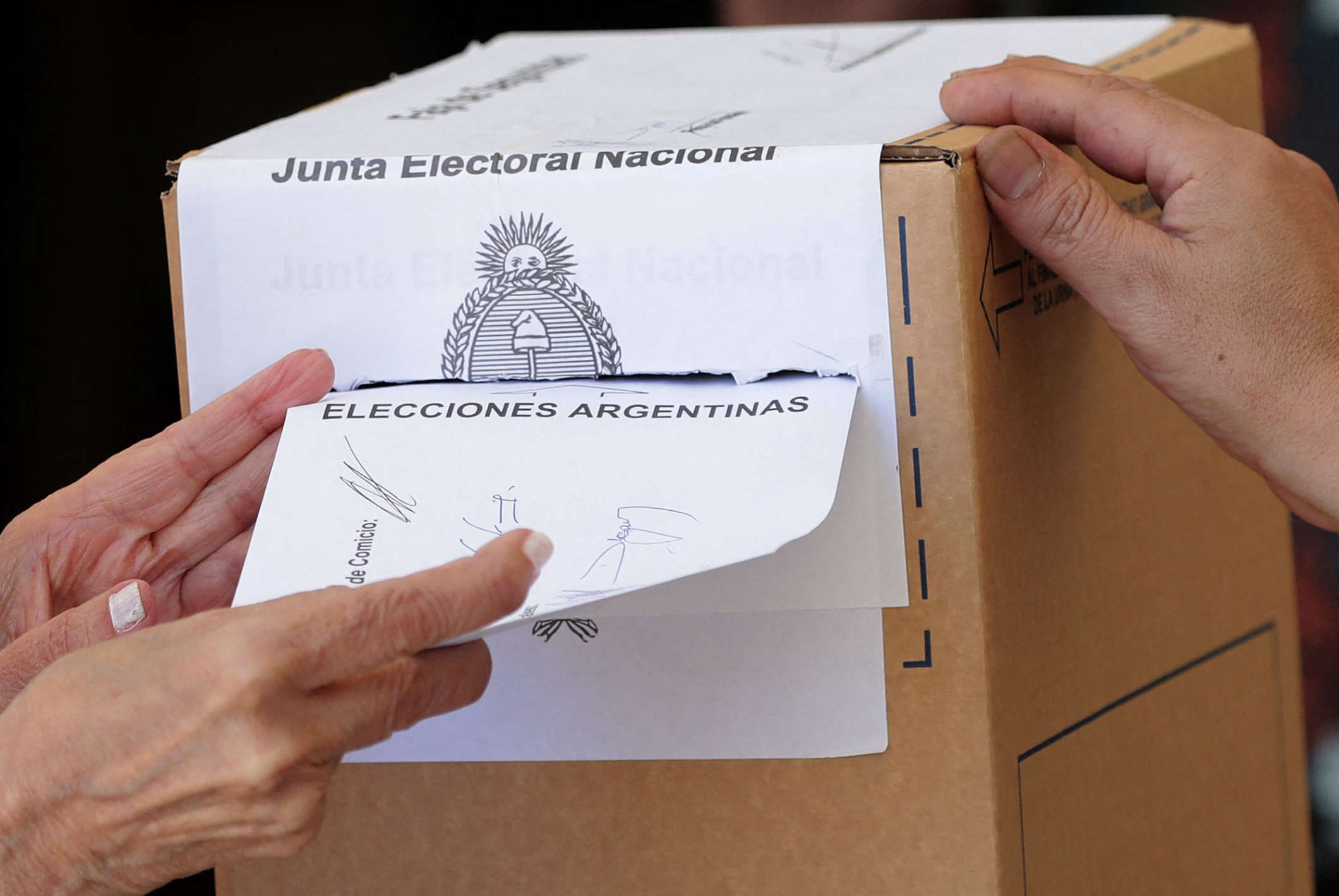 Kicillof oficializó el Comando Electoral Provincial para custodiar las elecciones legislativas desdobladas