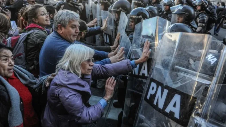 Jubilados y represiones: el gran debate de los miércoles frente al Congreso