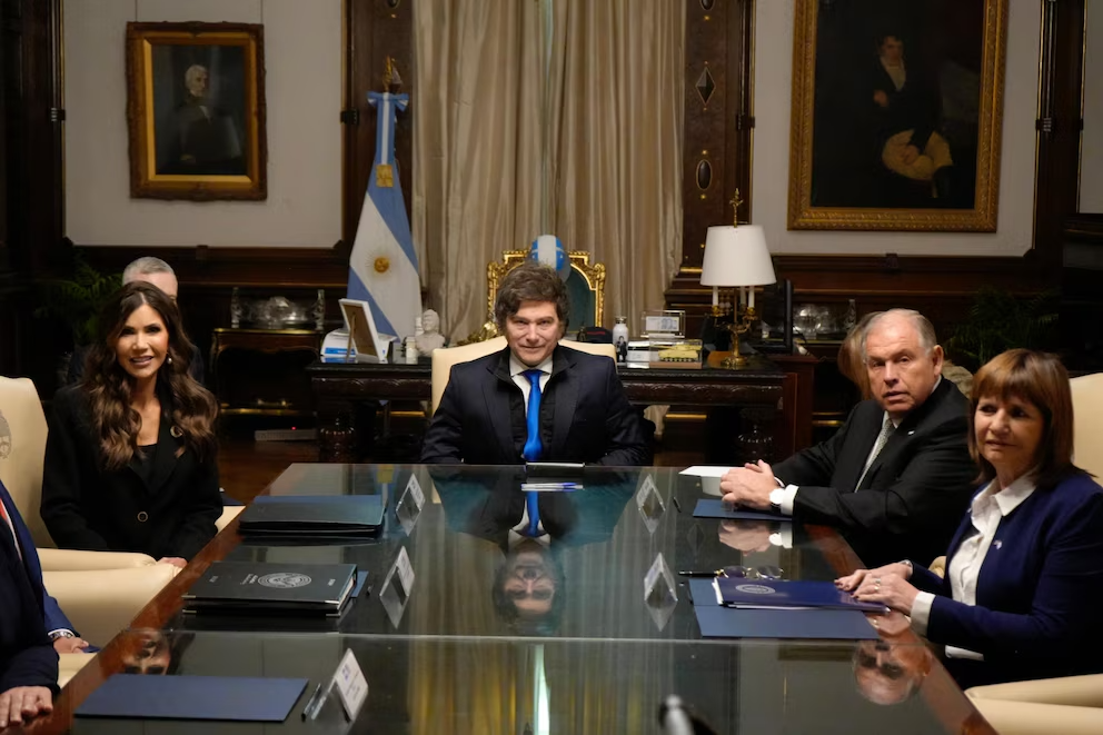 Javier Milei recibió a Kristi Noem y formalizó el pedido para que Argentina sea socio global extra-OTAN