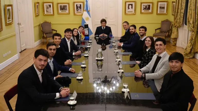 Milei recibió al equipo del ITBA tras su triunfo en la CanSat 2025: el día después de un logro que trasciende las fronteras