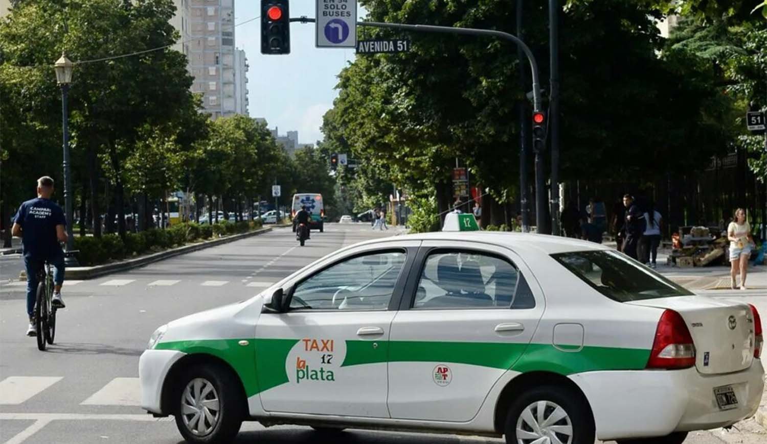 El sector taxista platense profundiza su retroceso: se registró una caída del 23,6% en los viajes durante julio