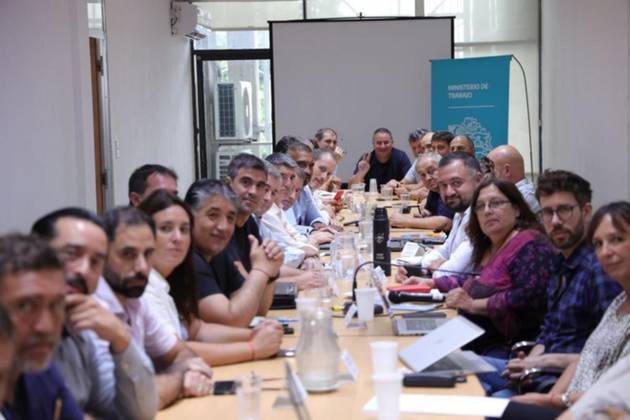 El Gobierno bonaerense retoma las paritarias con docentes y estatales: expectativa por una propuesta salarial formal