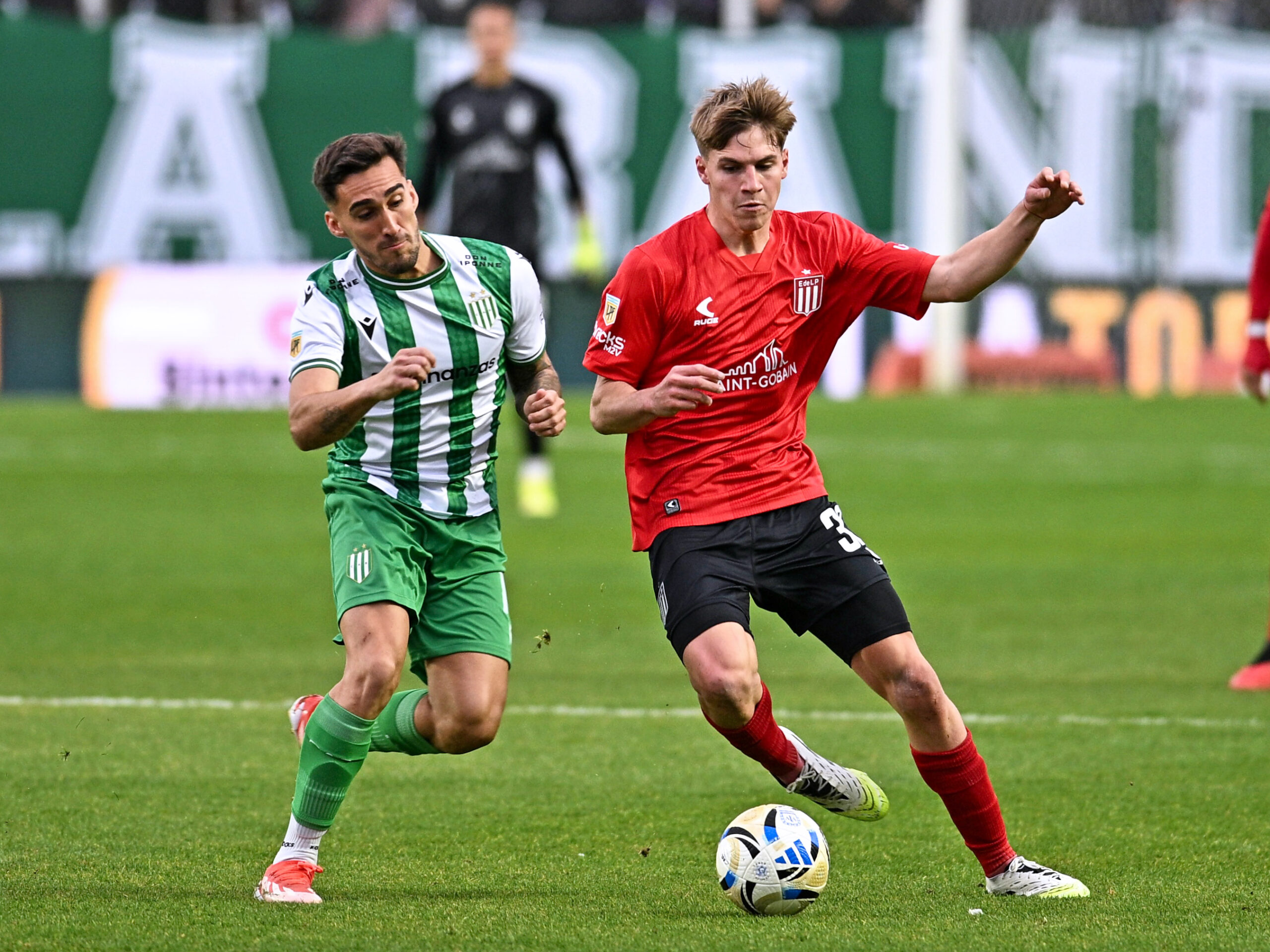 Banfield celebra con remontada histórica frente a Estudiantes