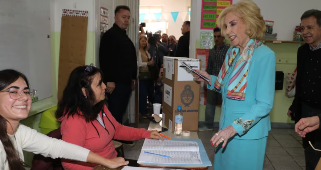 Mirtha Legrand votó con elegancia y convicción: “Estoy vestida con los colores de la patria”
