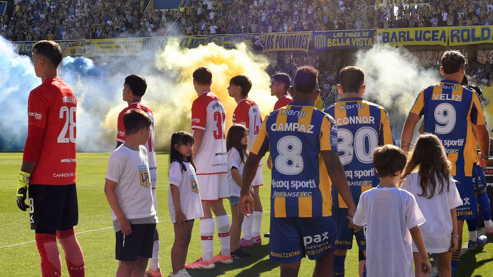 El pasillo de espaldas que encendió al fútbol argentino: qué consecuencias podría enfrentar Estudiantes tras su gesto en Rosario