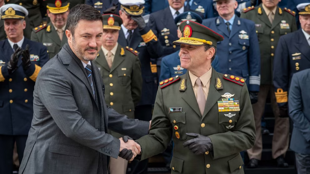 El nuevo ministro de Defensa se mostrará por primera vez junto a Petri en la presentación de los Stryker: qué implica la llegada de los blindados y cómo redefine la capacidad operativa del Ejército