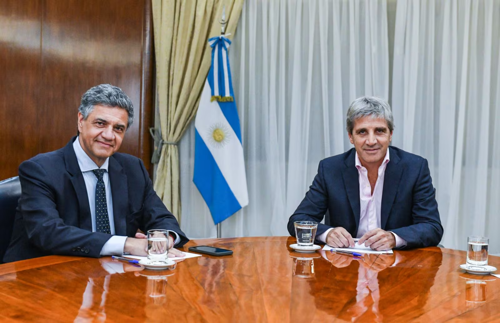 Caputo y Jorge Macri retomaron la negociación por la coparticipación: el Gobierno busca reponer el beneficio para CABA en el Presupuesto 2026