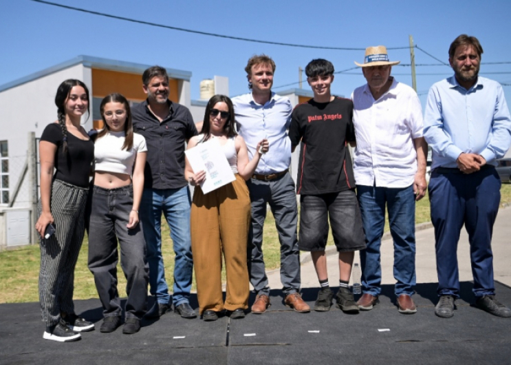 Provincia entregó viviendas en Laprida y Olavarría: 26 familias accedieron a la casa propia con obras financiadas por Buenos Aires