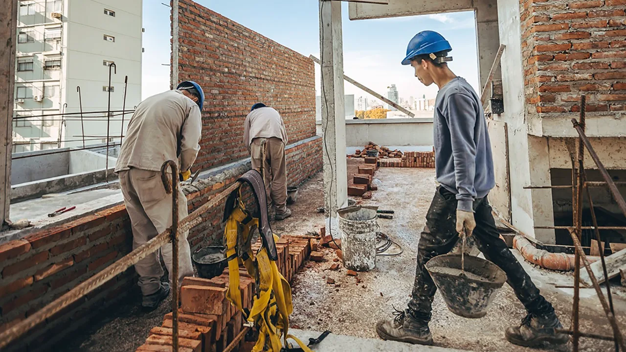 La Plata inicia 2026 con industria y construcción en caída y el sector productivo reclama un plan urgente