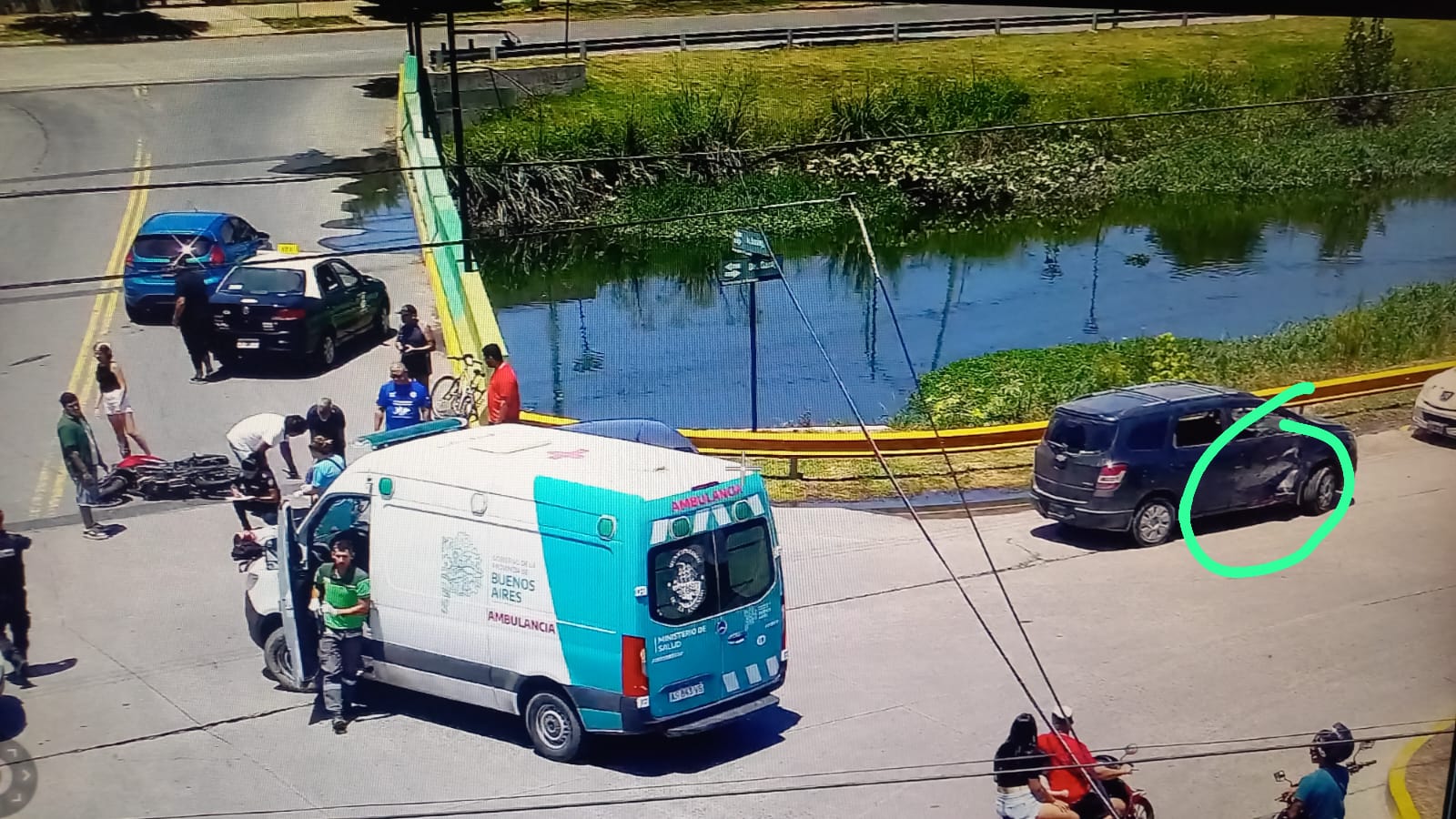 Grave accidente en Ensenada: una pareja en moto sufrió heridas críticas tras un violento choque en el puente de Bossinga y Garay