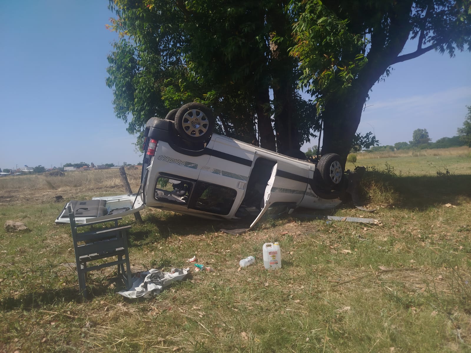Volcó una camioneta en Melchor Romero tras una maniobra evasiva y dos personas resultaron heridas