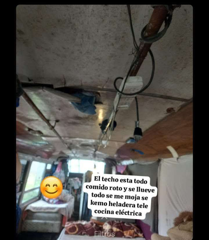 La Plata: mujer y sus dos hijas viven en un micro oxidado y necesitan ayuda urgente