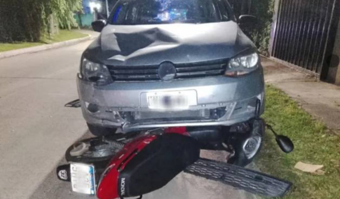 Accidente en Gonnet deja a mujer hospitalizada tras ser embestida por un auto