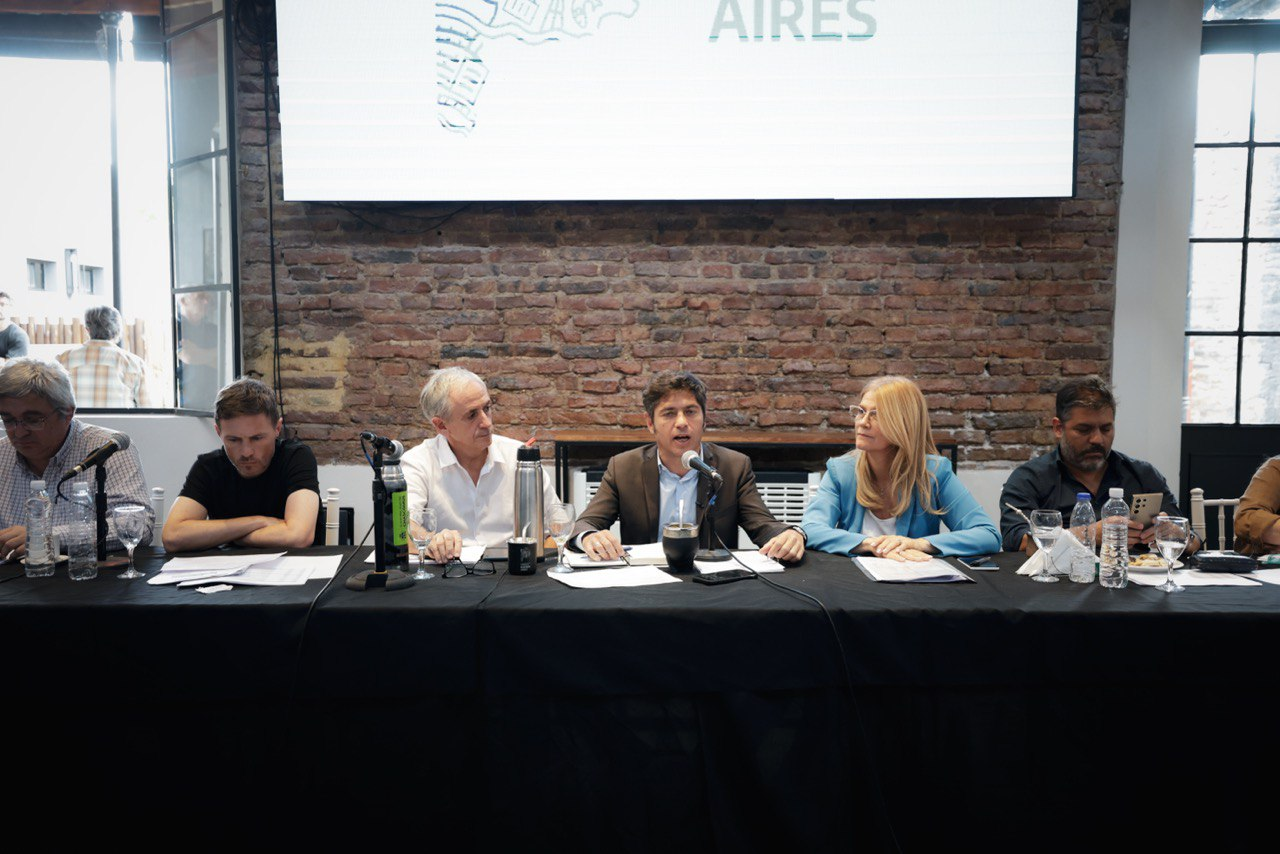Kicillof endureció su discurso económico, cuestionó a Milei ante empresarios y tendió puentes con el radicalismo