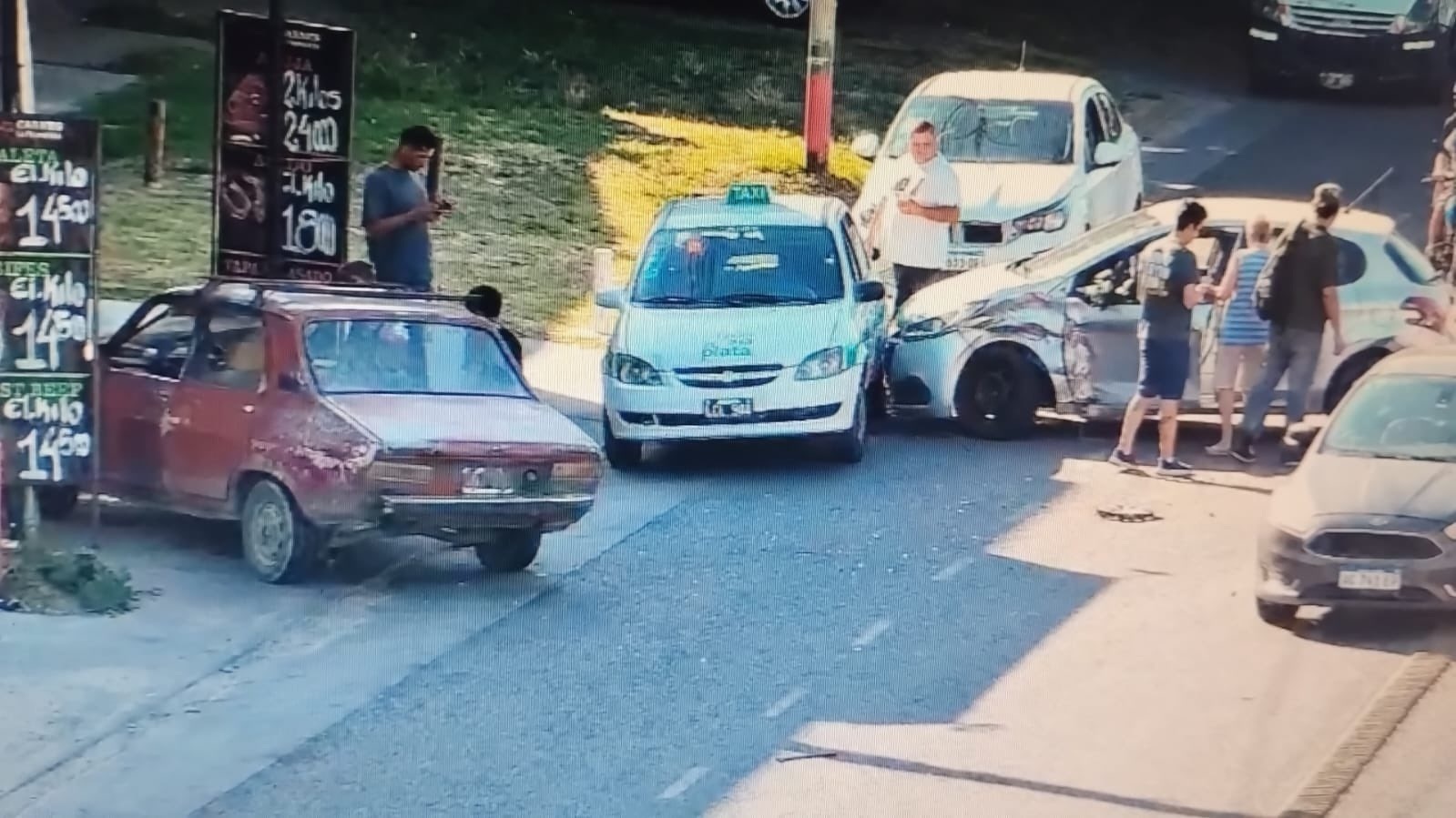 Grave choque múltiple en la avenida 122: tres autos involucrados y un herido con fractura expuesta