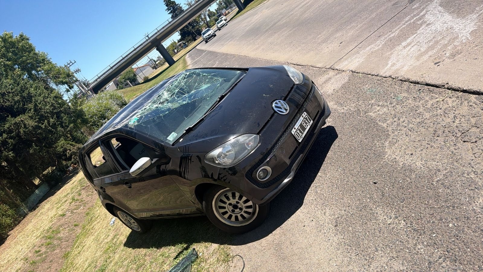 Vuelco vehicular en Tolosa: un automóvil volcó tras una maniobra indebida y no hubo personas heridas
