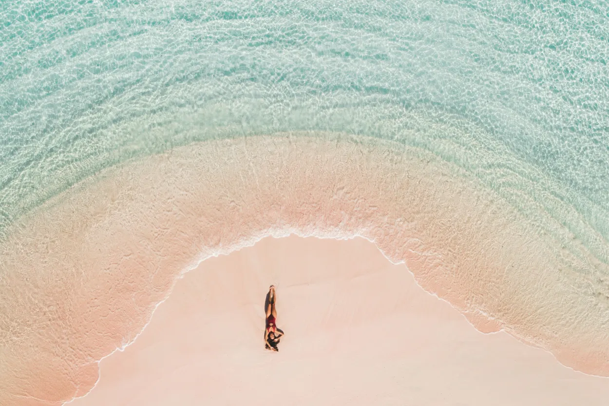 Brasil esconde una playa de arena rosa en Búzios que se volvió tendencia entre los viajeros argentinos
