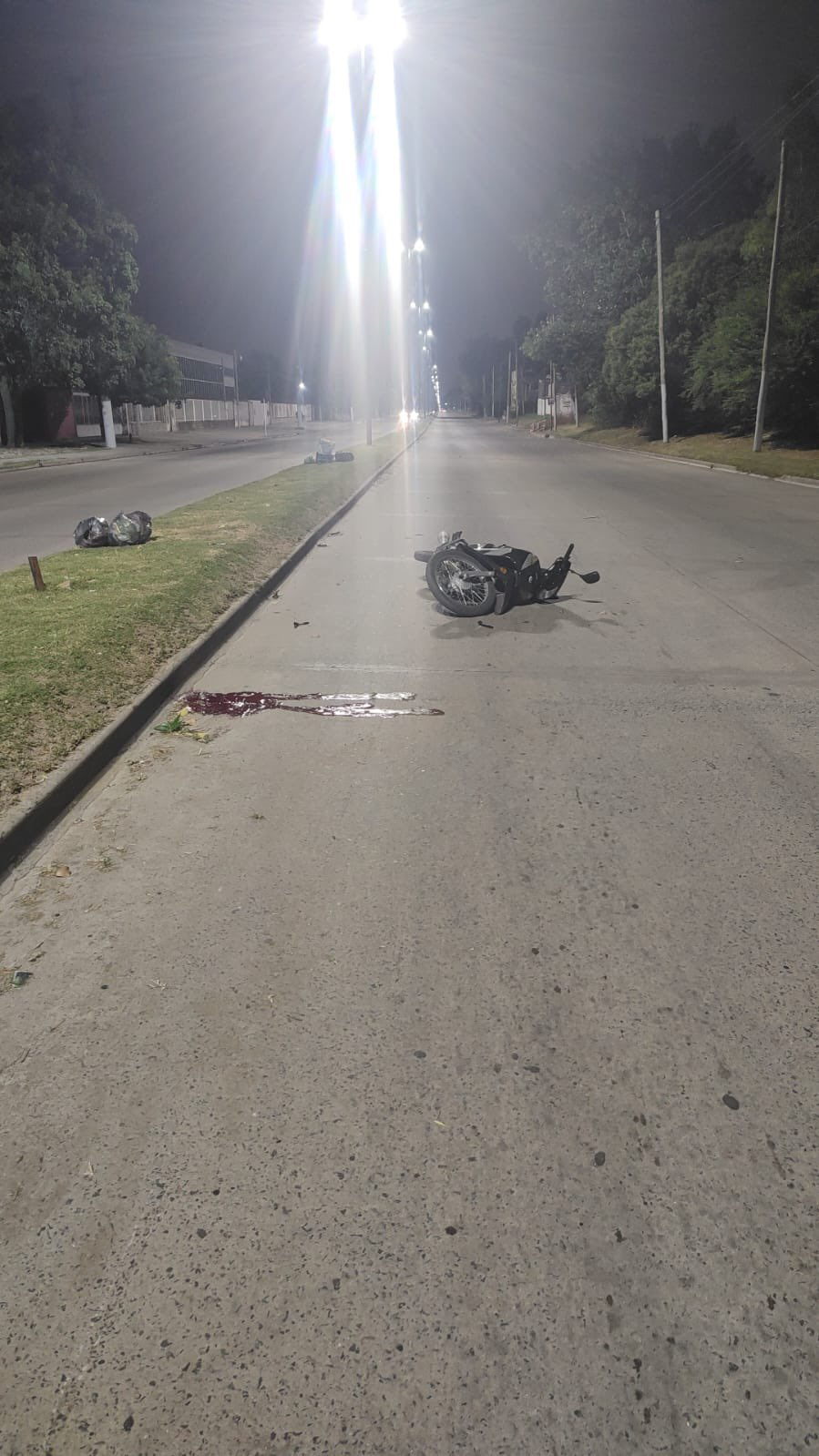 Motociclista en estado crítico tras un violento accidente en la avenida 520: investigan las causas
