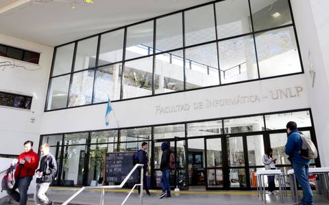 Inseguridad en el Paseo del Bosque: atacaron con un destornillador a un estudiante de Informática de la UNLP