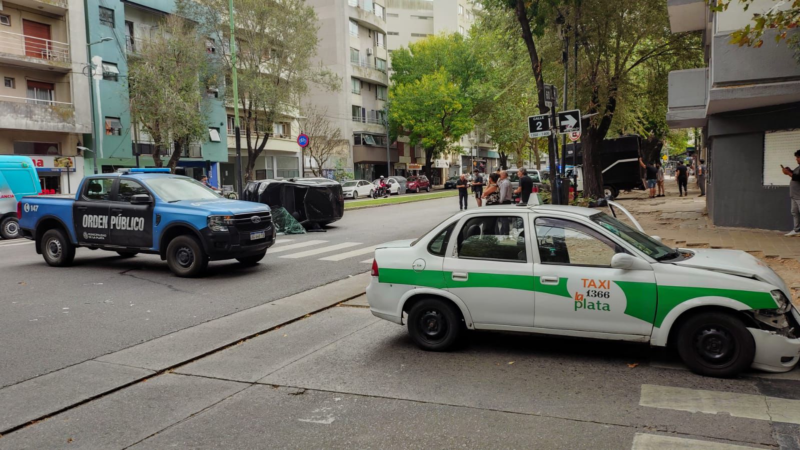 Accidente en La Plata: taxista herido y un auto volcado en la intersección de 2 y 60