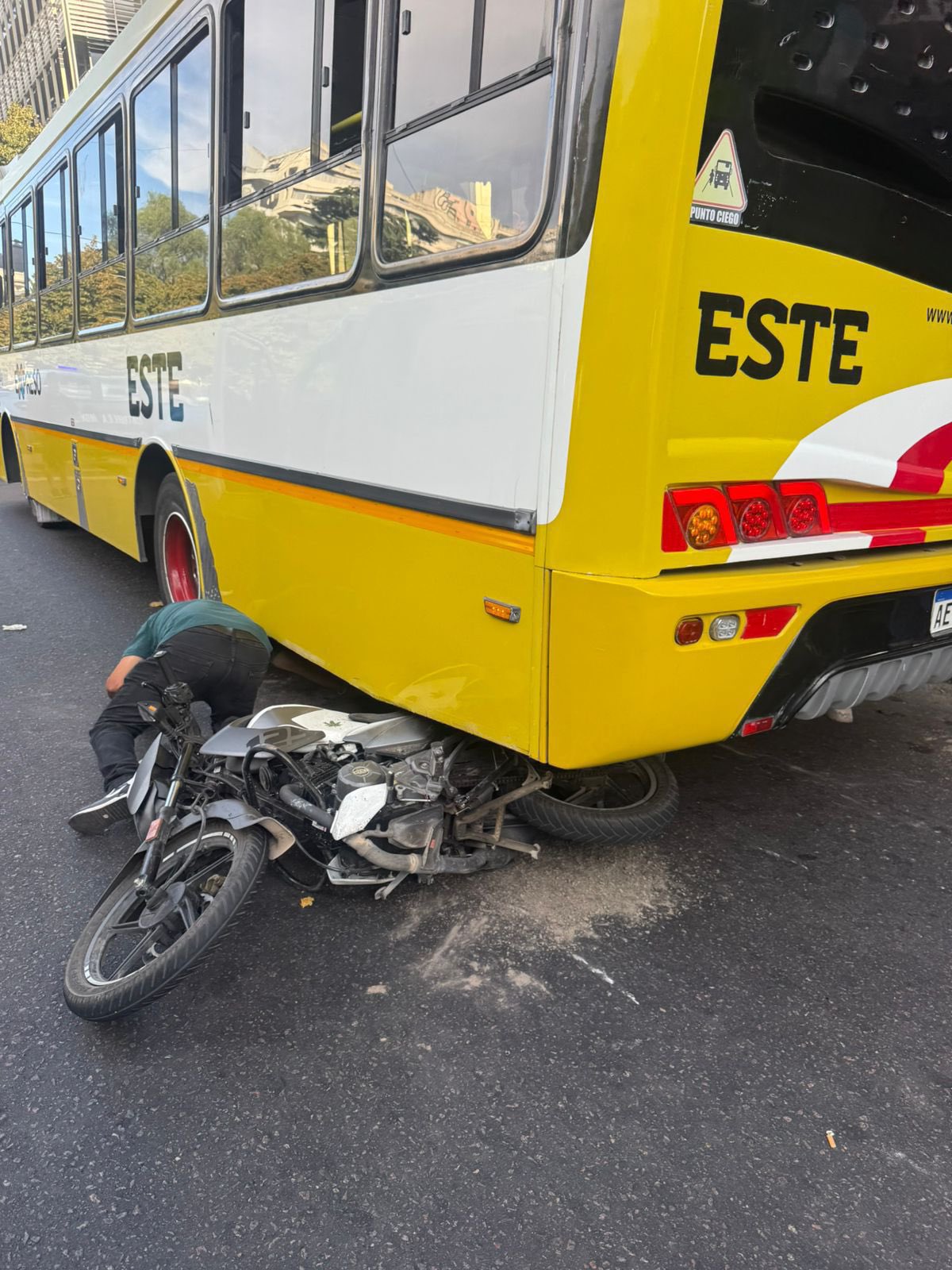 Choque impactante en pleno centro de La Plata: un motociclista quedó atrapado debajo de un colectivo y terminó hospitalizado