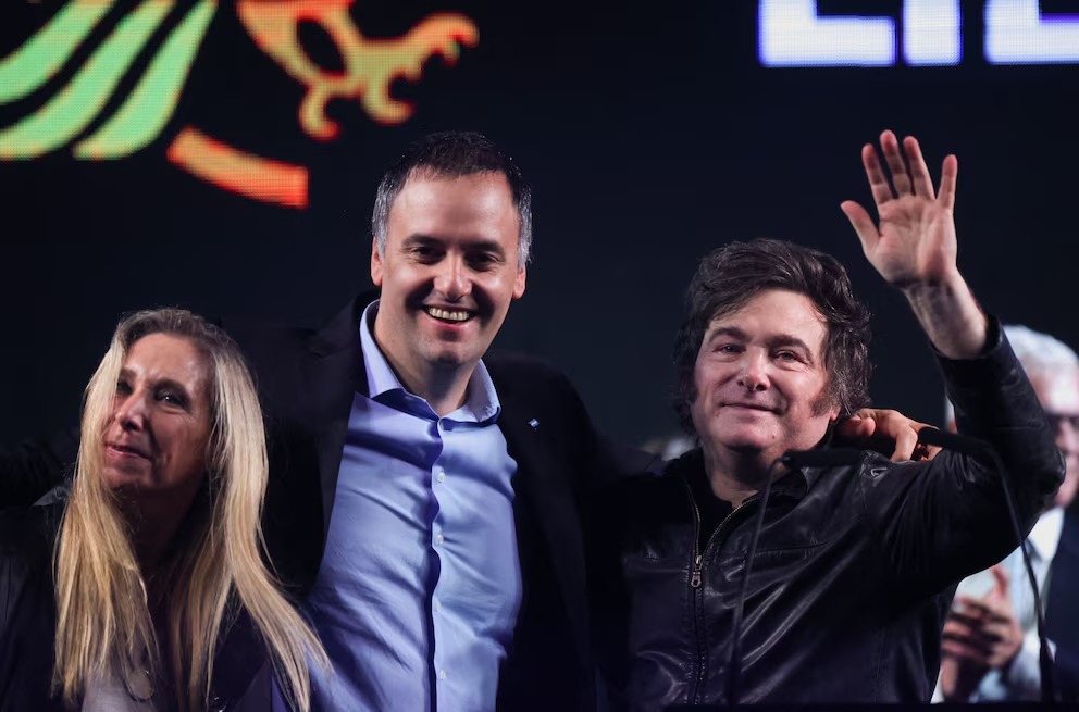 Milei se muestra con Adorni tras la polémica por el viaje y refuerza su respaldo político