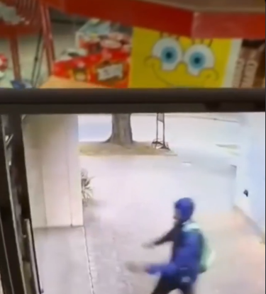 Violento robo en un market de La Plata: un ladrón rompió el vidrio de una patada y quedó filmado