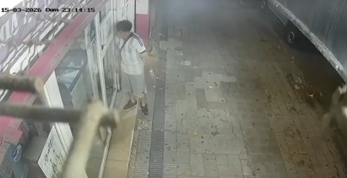 Dijo que era el influencer más famoso de La Plata, pidió cigarrillos gratis y terminó destrozando un comercio