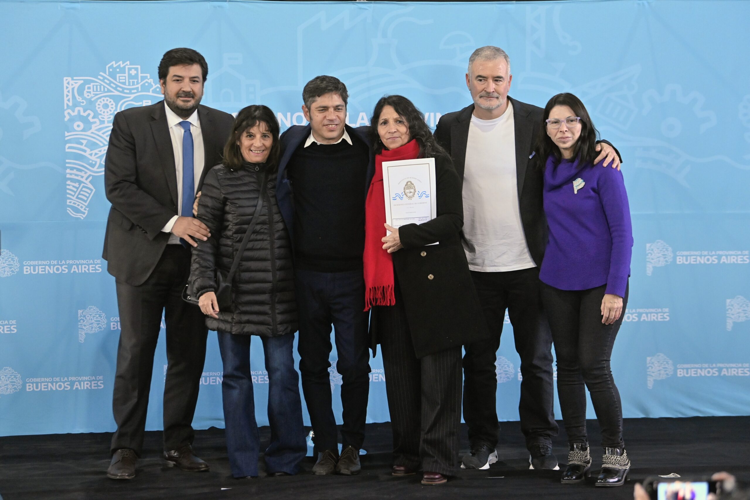 Kicillof entregó 469 escrituras gratuitas en Ramallo y lanzó una fuerte defensa del rol del Estado