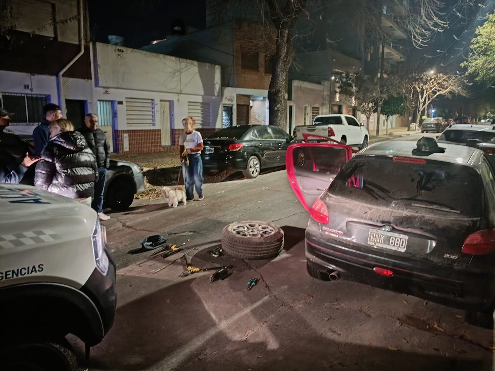 Cayeron mientras escapaban con una rueda robada en La Plata: uno de los detenidos tenía antecedentes por homicidio