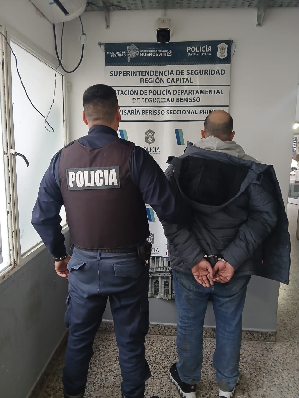 Impactante ataque en Berisso: lanzó una bomba molotov contra el Concejo Deliberante y fue detenido tras una persecución policial