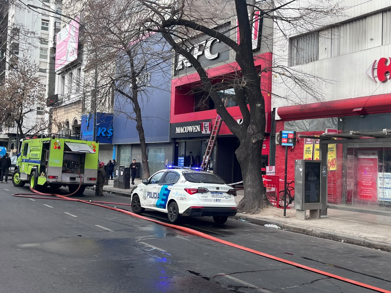 Impactante incendio en el centro de La Plata: densas columnas de humo generaron alarma y obligaron a un amplio operativo