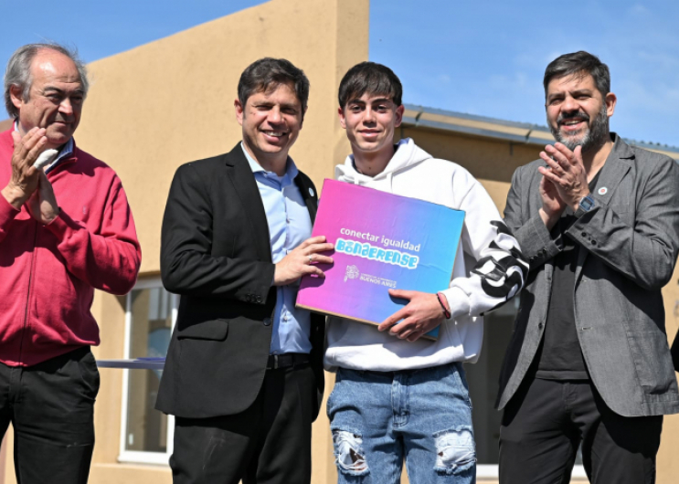 Kicillof desembarca en el interior bonaerense con nuevas obras, netbooks y una fuerte apuesta al desarrollo local