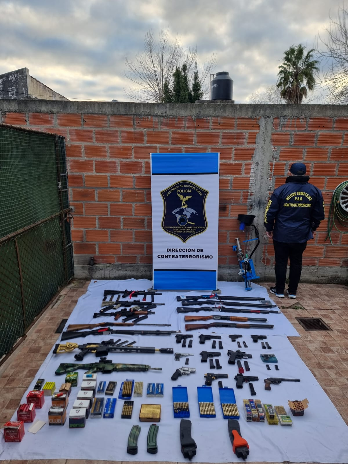 ARSENAL EN PODER DE UN MENOR EN LA PLATA: ALLANAMIENTO POR AMENAZAS A ESCUELAS Y SECUESTRO MASIVO DE ARMAS EN UN OPERATIVO SIN PRECEDENTES