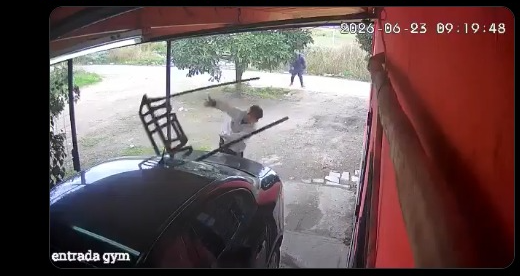 Violento ataque contra una vivienda en La Plata: denuncian destrozos, daños a un auto y piden protección judicial urgente