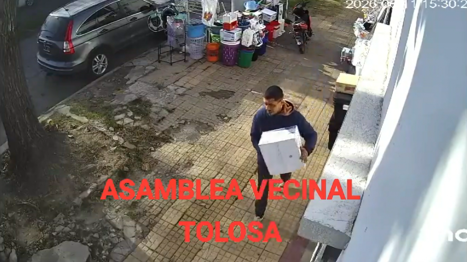 Inseguridad en La Plata: quedó filmado mientras robaba una caja y escapaba caminando con total tranquilidad