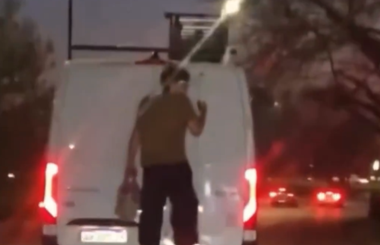 Insólito episodio en La Plata: salió a comprar pan y terminó colgado de una camioneta en pleno Boulevard 81