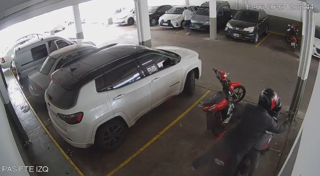 Inseguridad en La Plata: quedó filmado mientras robaba los espejos de una moto a plena luz del día