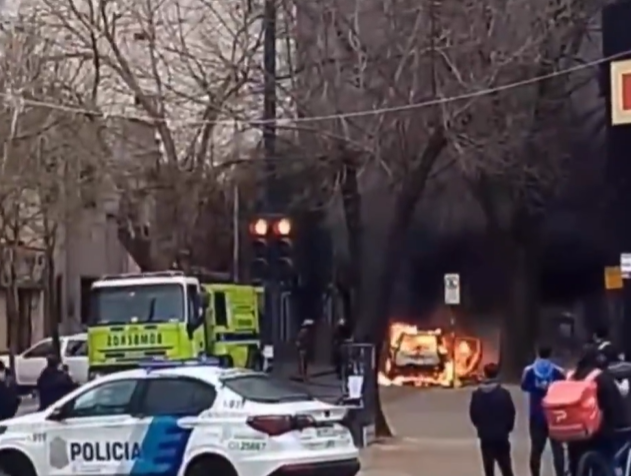 Impactante incendio en pleno centro de La Plata: un auto quedó envuelto en llamas en 7 y 42 y generó alarma