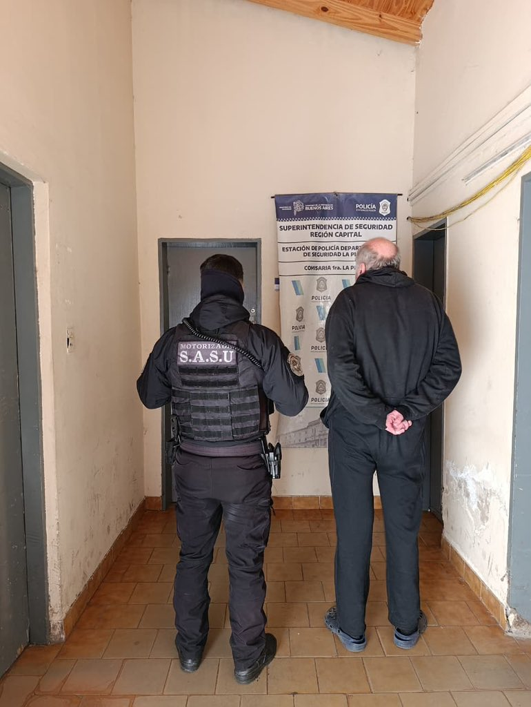 Terror en pleno centro de La Plata: rompió un local con un hacha, realizó un disparo y terminó detenido