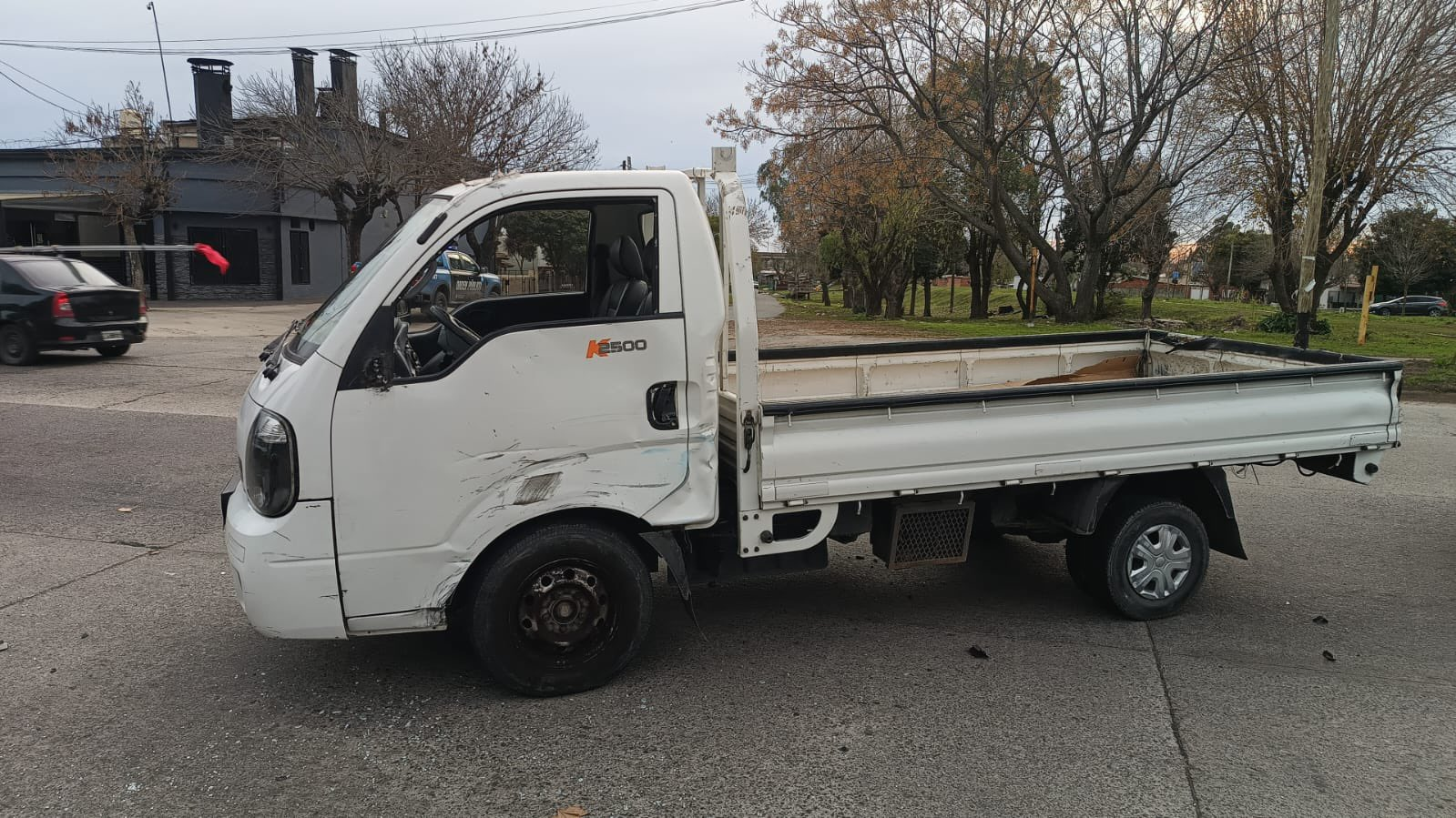 Impactante accidente en La Plata: un motociclista lucha por su vida y una cámara registró todo