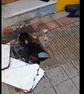 La Plata: crece la indignación por una pérdida de agua que lleva semanas sin solución en pleno centro